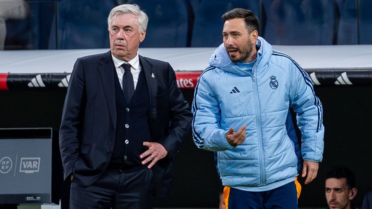 Real Madrid CF and Valencia CF - La Liga EA Sports 2024 25 Carlo Ancelotti (L), head coach of Real Madrid CF, talks to Davide Ancelotti (R), assistant manager of Real Madrid CF, during the La Liga ...