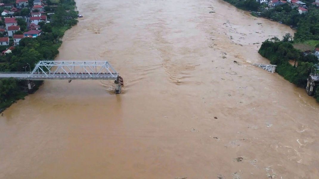 Der Super-Taifun "Yagi" wütete in Vietnam und ließ die Phong-Chau-Brücke in Norden des Landes einstürzen.