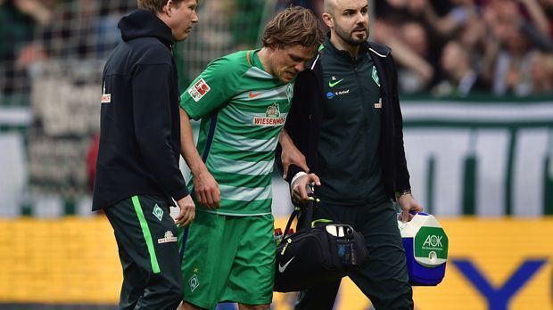 
                <strong>Clemens Fritz (SV Werder Bremen)</strong><br>
                Clemens Fritz (SV Werder Bremen): Die Saison des Bremer Kapitäns ist wegen eines Syndesmosebandrisses vorzeitig zu Ende. Ob der 36-Jährige überhaupt noch einmal für die Werder in der Bundesliga aufläuft, ist fraglich, denn Fritz' Vertrag läuft aus. "Es ist in allen Richtungen offen. Ich habe ja jetzt genug Zeit, um über alles nachzudenken", sagte der Routinier unmittelbar nach seiner erlittenen Verletzung. Doch auch ohne Fritz läuft es für Werder Bremen derzeit ordentlich, die Norddeutschen konnten sich etwas von der Abstiegszone absetzen.
              