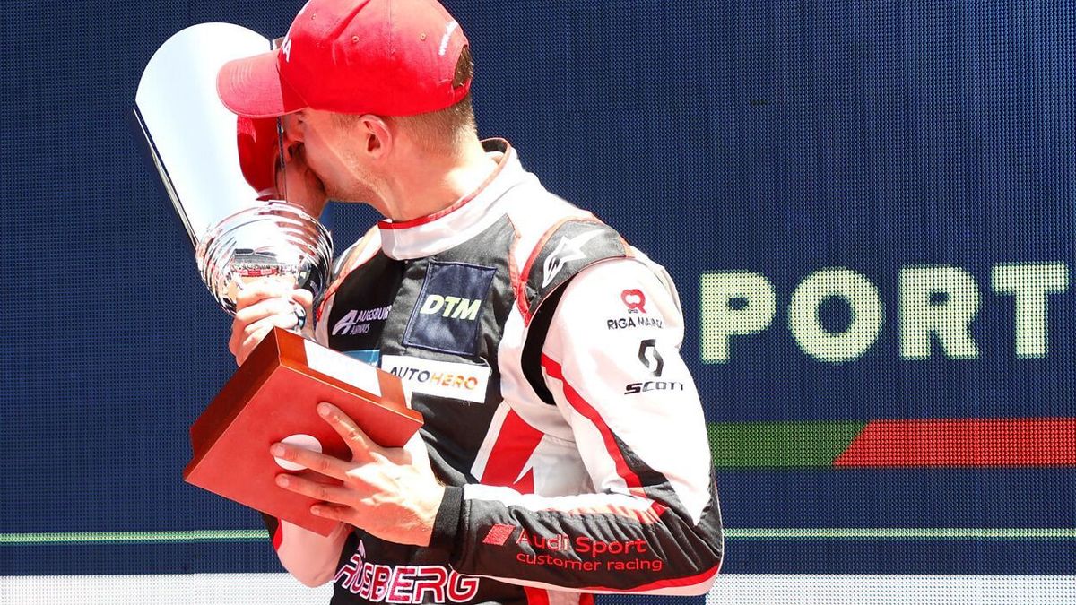Der erste Siegerpokal seit Hockenheim 2020: Nico Müller in Portimao