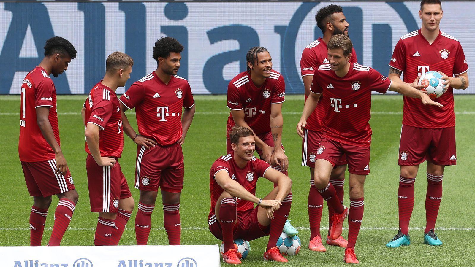 
                <strong>Bayern startet mit extrem dünnem Kader</strong><br>
                Neben dem möglichen Risiko-Faktor Nagelsmann haben die Bayern im Kader auch einige Baustellen zu schließen. Zum einen plagen den Rekordmeister früh in der Saison Verletzungssorgen wie etwa bei den Franzosen Benjamin Pavard oder Lucas Hernandez. Andererseits haben die Münchner den Kader bislang nicht sonderlich verstärkt bzw. gar breiter aufgestellt. Vor allem in der Abwehr könnte es nach den Verletzungen von Pavard und Hernandez sowie den Abgängen von Leistungsträgern wie David Alaba oder Jerome Boateng im Saisonverlauf durchaus eng werden, sollten sich die Münchner nicht noch bis Ende August weiter verstärken.
              