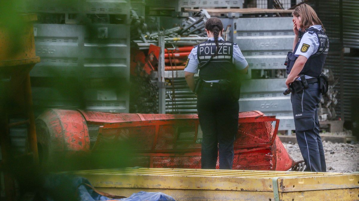 Polizistinnen stehen auf der Hochbrücken-Baustelle neben einer Gondel. Beim Absturz einer Brückenbaugondel auf einer der größten Baustellen Baden-Württembergs sind drei Arbeiter gestorben.