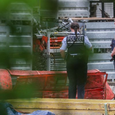 Polizistinnen stehen auf der Hochbrücken-Baustelle neben einer Gondel. Beim Absturz einer Brückenbaugondel auf einer der größten Baustellen Baden-Württembergs sind drei Arbeiter gestorben.