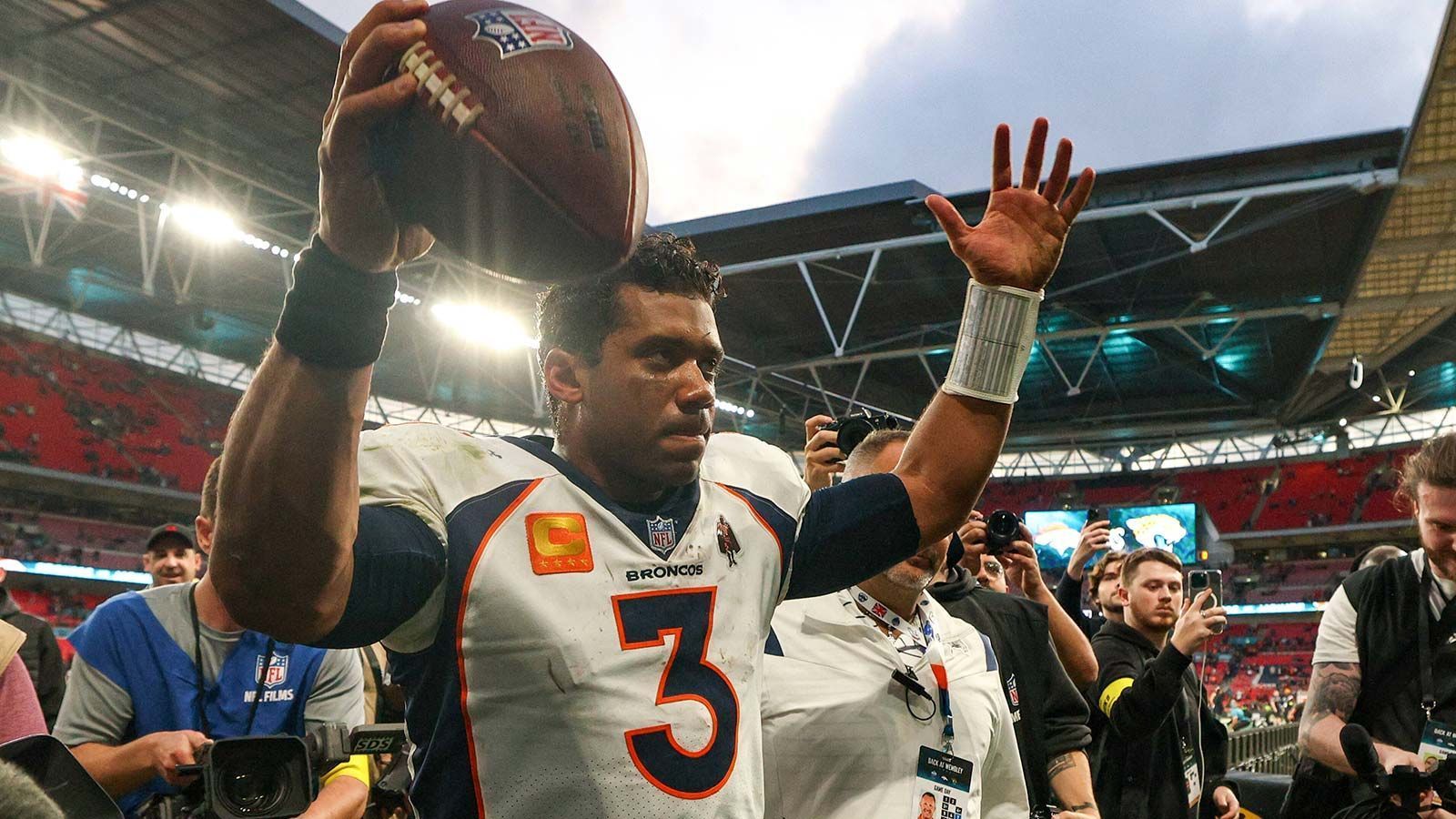 
                <strong>Russell Wilson - Denver Broncos</strong><br>
                &#x2022; Bonus: 12 Millionen Dollar<br>
              