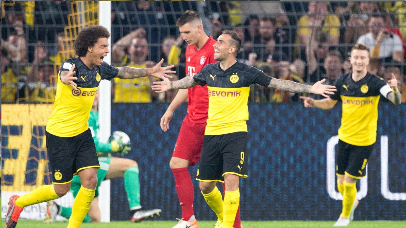
                <strong>2019: Borussia Dortmund - FC Bayern München 2:0</strong><br>
                Ein Jahr später ist der BVB als Vizemeister wieder zurück im Supercup - und meldet sich mit einem starken Auftritt für den Meisterschaftskampf an. Vor allem der überragende Jaden Sancho brilliert im Signal-Iduna-Park mit einem Tor und einer Vorlage. Paco Alcacer sorgte kurz nach der Pause für die Dortmunder Führung, Sancho legte nach. Zum dritten Mal seit Wiederaufnahme des Wettbewerbs gewinnt der BVB den sechs Kilogramm schweren Pott. In der Bundesliga ist der BVB am Saisonende wieder 13 Punkte hintendran. 
              
