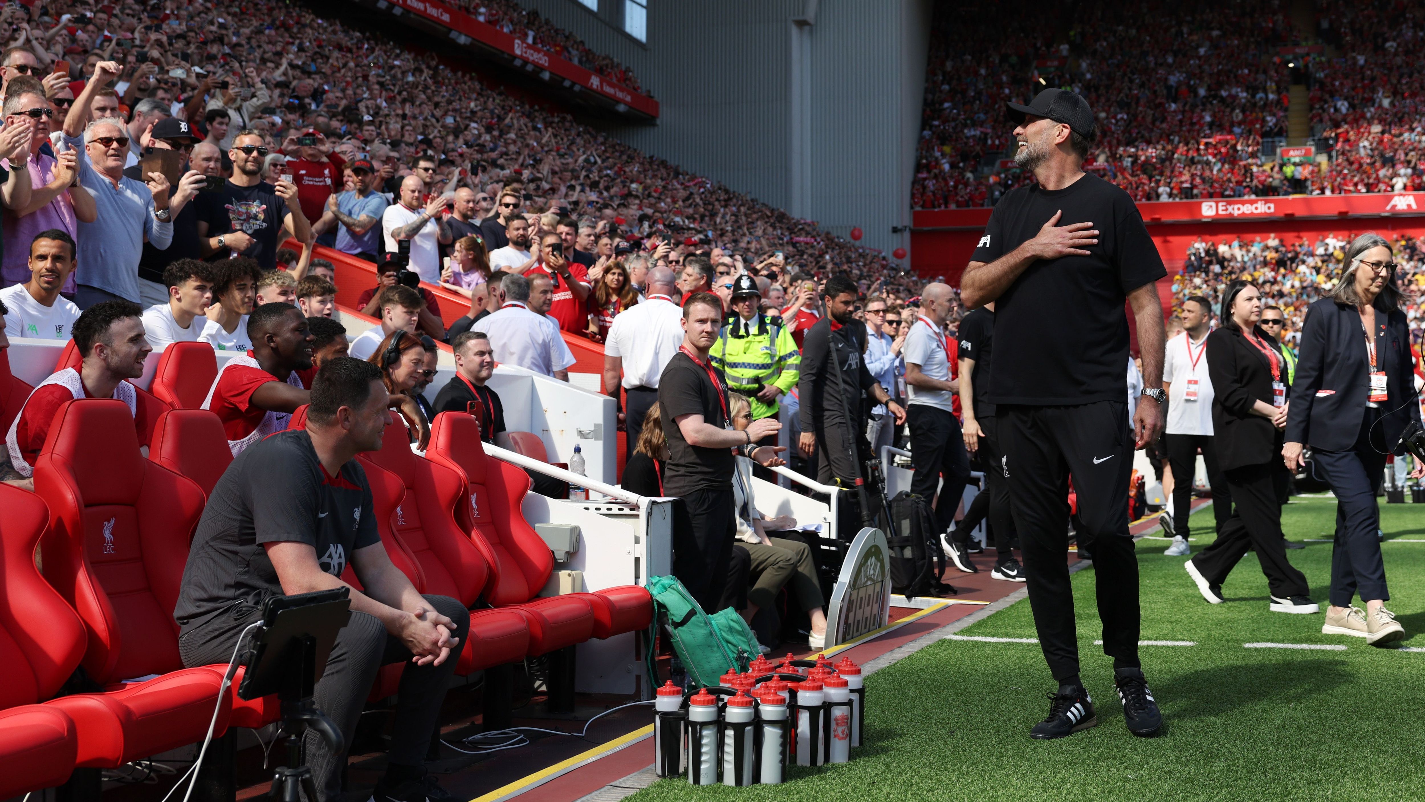 <strong>Klopp lässt sich feiern</strong><br>Bei seinem letzten Auftritt als Trainer des FC Liverpool ließ sich Jürgen Klopp von den Anhängern an der Anfield Road gebührend feiern. Obwohl sein Vertrag noch länger gelaufen wäre, verkündete der frühere BVB-Coach schon lange vor dem Saisonende seinen Abschied. Der Niederländer Arne Slot wird Klopps Nachfolger, kommt von Feyenoord Rotterdam auf die Insel.