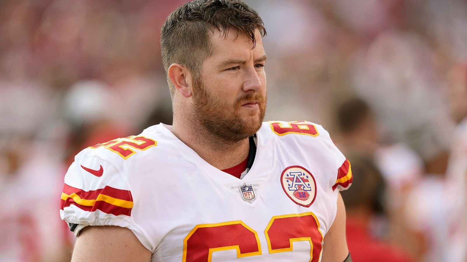 
                <strong>Joe Thuney</strong><br>
                Neben Brown Jr. die teuerste Verpflichtung. Doch für Joe Thuney mussten die Chiefs keine Draft-Picks entbehren, der Guard war in der Free Agency zu haben. Für den ehemaligen Patriots-Star bezahlt Kansas City insgesamt 80 Millionen Dollar in den nächsten fünf Jahren. Thuney sollte die Interior Line auf Anhieb stabilisieren: Der Guard hat in seiner fünfjährigen NFL-Karriere noch kein Spiel verpasst und ließ seit 2018 nur drei Sacks zu. Im Laufspiel bewegt sich der 1,96-Meter-Hüne dank seiner Athletik hervorragend - 140 Kilogramm Kampfgewicht helfen zudem dabei, Defensive Tackles regelmäßig aus dem Spiel zu nehmen. Der Vertrag mag für einen Guard etwas teuer sein, doch Thuney ist einer der konstantesten Guards der NFL.
              