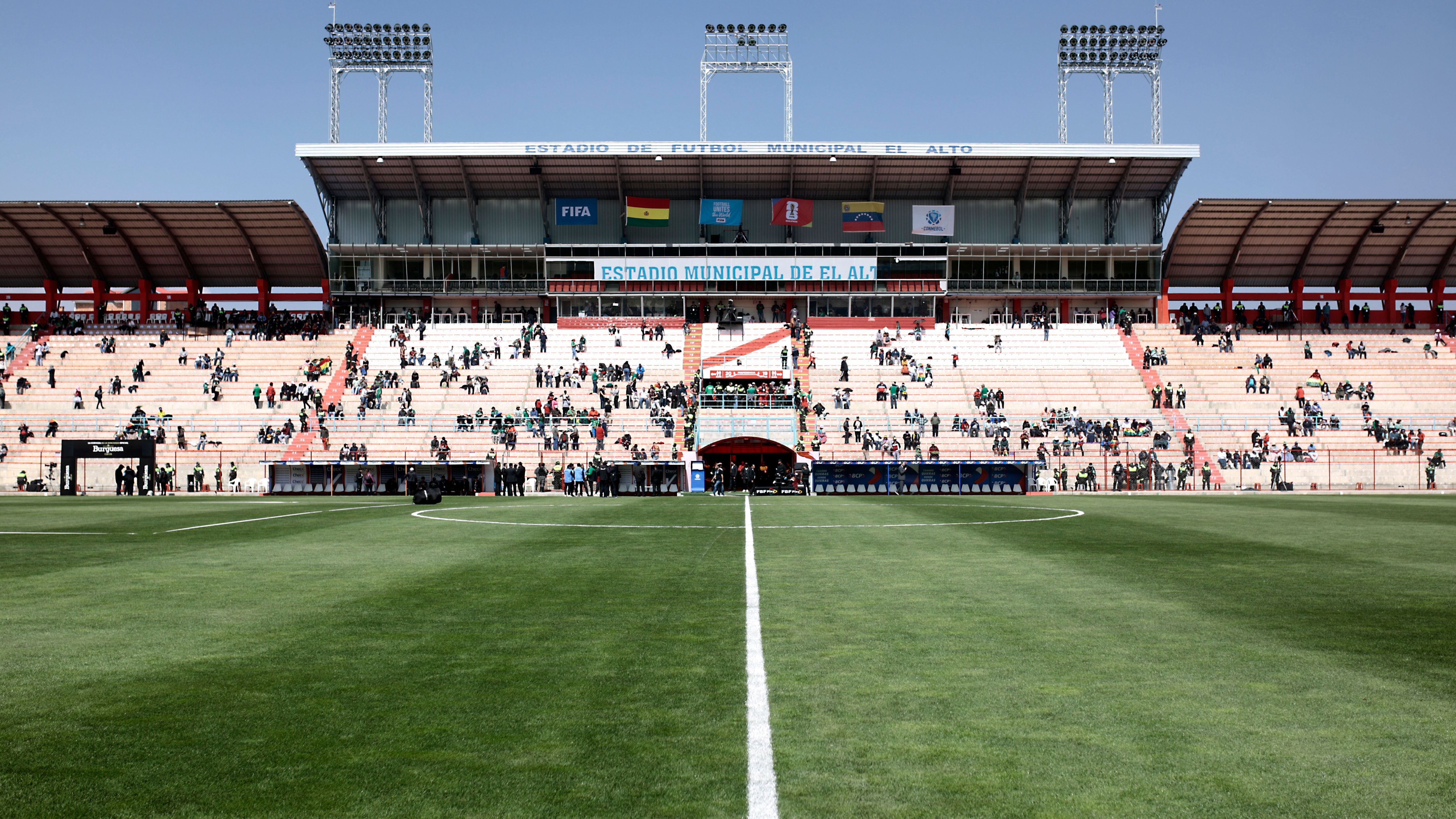 <strong>Fußball auf über 4000 Metern Höhe</strong><br>Da wird jedem Gegner Angst und Bange. Bolivien hat sein Nationalstadion nach El Alto verlegt. Die Luft im Stadion von El Alto ist dünn, die Botschaft auf dem Rasen dafür umso dicker. "4150 Meter" steht laut "SID" in großen Buchstaben auf jenem Rasen, auf dem Bolivien am Donnerstag sein umstrittenes WM-Qualifikationsspiel gegen Kolumbien absolviert ...