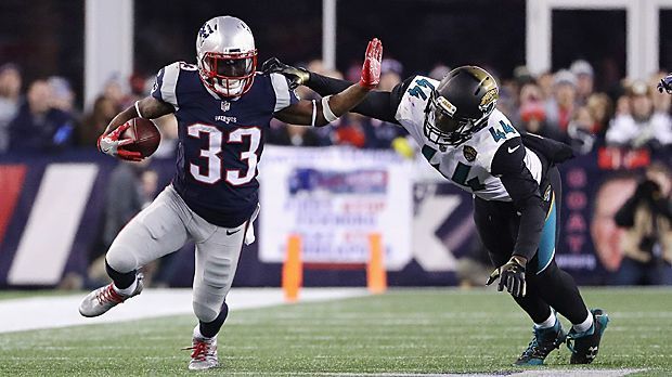 
                <strong>Dion Lewis (Running Back, Patriots)</strong><br>
                Dion Lewis weiß, wie es sich anfühlt, wenn man den Ball aus den Händen von Nick Foles nimmt und zum Touchdown trägt. Vor seiner Zeit in New England wanderte er durch die Kader der NFL-Teams. Den Anfang machte er bei den Eagles, die ihn in der fünften Runde 2011 drafteten. Lewis spielte überwiegend als Returner, ehe er 2013 zu den Browns getradet wurde. Seinen Durchbruch schaffte der 27-Jährige bei den Patriots, wo er sich mit sechs Touchdowns spätestens in dieser Saison zum X-Faktor im Backfield entwickelt hat.
              