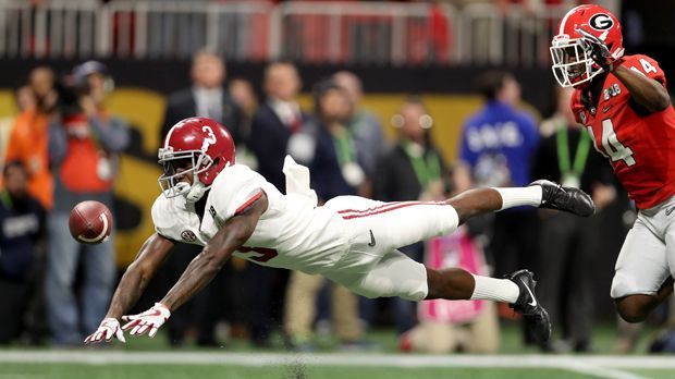 
                <strong>Calvin Ridley (Wide Receiver)</strong><br>
                Es hat etwas länger gedauert, bis sich Calvin Ridley zum Draft angemeldet hat. Schließlich stand der Wide Receiver im College-Finale noch seinem Bruder Riley gegenüber. Dort hatte er mit 32 Receiving Yards zwar nicht seinen besten Tag, trug mit einem Touchdown aber zum Sieg von Crimson Tide bei. Mit 967 Receiving Yards und fünf Touchdowns muss er ohnehin Niemandem mehr etwas beweisen. Ridley gilt als bester Receiver im kommenden Draft.
              