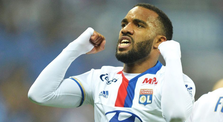 
                <strong>Alexandre Lacazette</strong><br>
                Alexandre Lacazette: Der 25-jährige Angreifer von Olympique Lyon spielt seit der Jugend beim Ligue-1-Klub, für ihn wäre es der erste Wechsel. In der abgelaufenen Spielzeit kam der Franzose insgesamt 44-mal zum Einsatz und bedankte sich bei seinem Trainer Bruno Genesio für das Vertrauen mit 23 Toren und vier Vorlagen. Damit soll sich Lacazette aber auch beim FC Arsenal auf die Wunschliste geschossen haben. Angeblich haben die "Gunners" Lyon sogar schon ein erstes Angebot über 35 Millionen Euro gemacht - doch der Klub soll abgelehnt haben, Lacazette sei "unersetzbar".
              