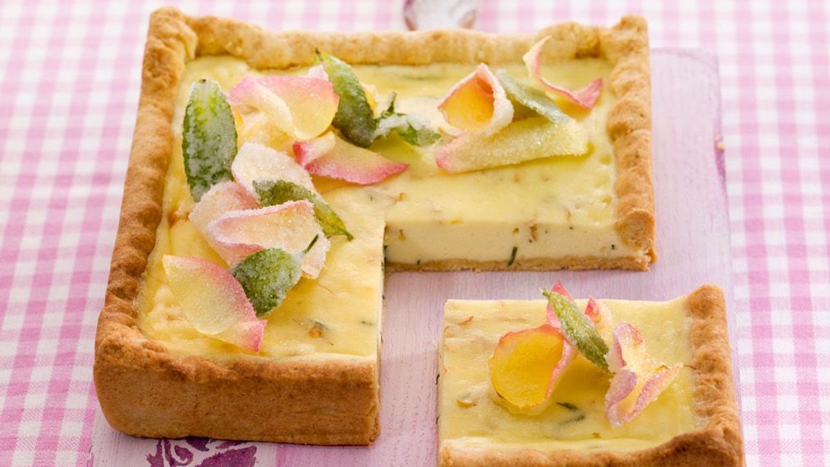 Enie backt: Rezept-Bild Käsekuchen mit Rosen und Minze	