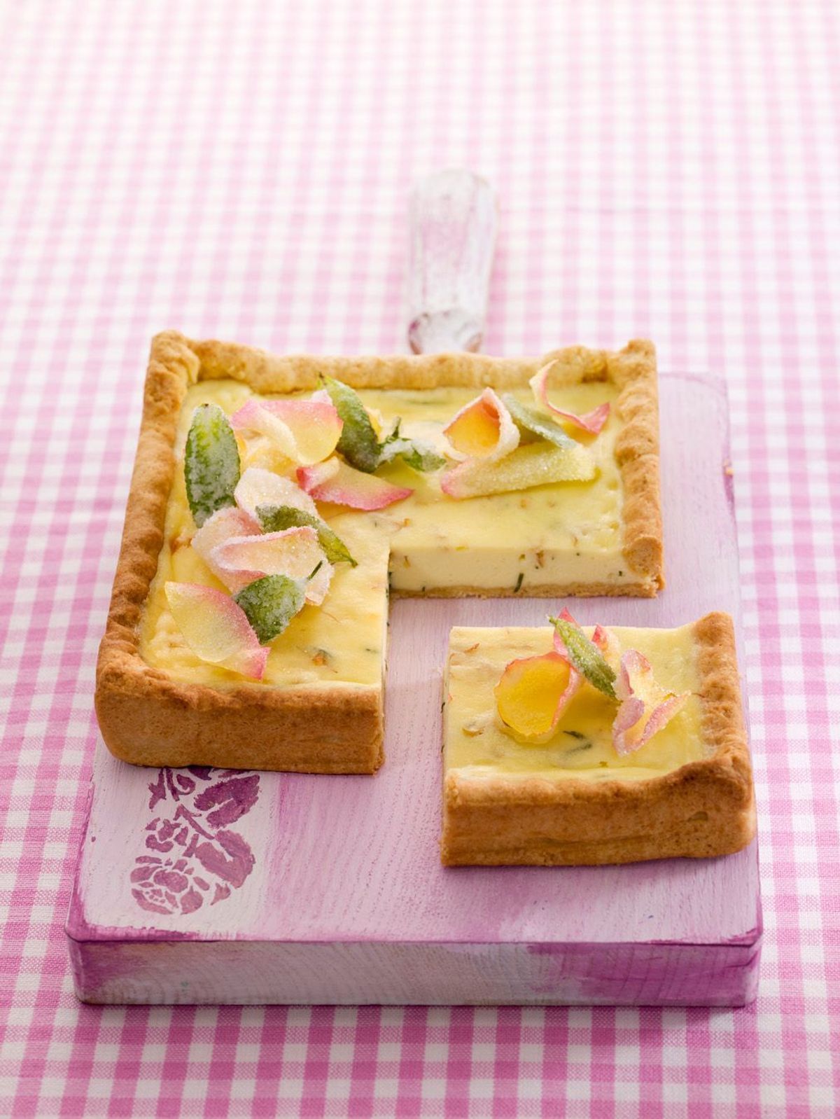 Enie backt: Rezept-Bild Käsekuchen mit Rosen und Minze	