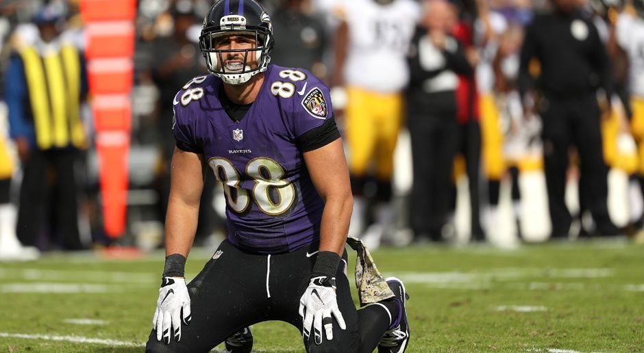 
                <strong>Dennis Pitta (Baltimore Ravens)</strong><br>
                Die Baltimore Ravens haben sich von Tight End Dennis Pitta getrennt. Fünf Tage nachdem sich der 31-Jährige im Training eine schwere Hüftverletzung zugezogen hat, ziehen die Ravens die Reißleine und verschaffen sich damit rund 2,5 Millionen Dollar zusätzlichen Salary-Cap Space. Pitta, der 2010 von den Ravens gedraftet wurde, droht nun sogar das Karriereende, nachdem er bereits in der Vergangenheit mit mehreren Hüftverletzungen zu kämpfen hatte. In der vergangenen Saison verzeichnete er 86 Catches, kein Tight End hat den Ball öfter gefangen. Seine 729 Receiving Yards waren zudem ein persönlicher Bestwert.
              