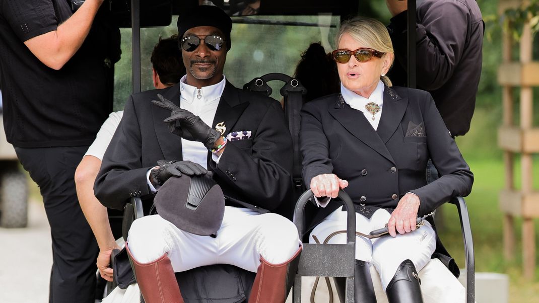 Olympia, Paris 2024, Pferdesport, Dressur, Mannschaft, Finale, US-Rapper Snoop Dogg und die US-amerikanische Fernsehmoderatorin Martha Stewart fahren mit einem Golfkart.