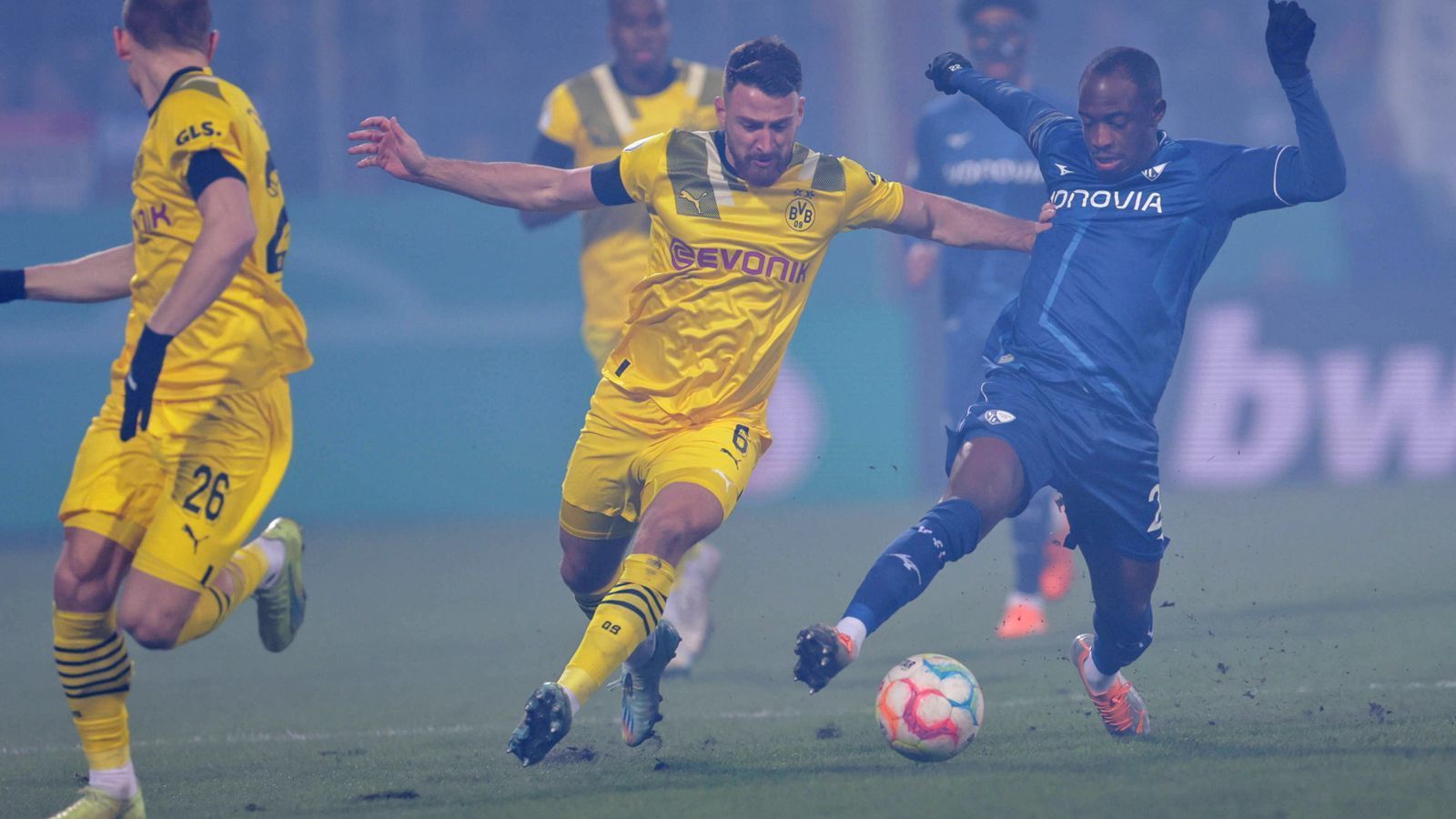 
                <strong>Salih Özcan</strong><br>
                Lange bleibt Salih Özcan im Pokal-Derby in Bochum recht unauffällig, hat dann aber vor dem 2:1 seinen Fuß entscheidend im Spiel. Erst sein starker Pass in die Tiefe auf Bellingham ermöglicht das letztlich entscheidende Tor des BVB. ran-Note: 3
              