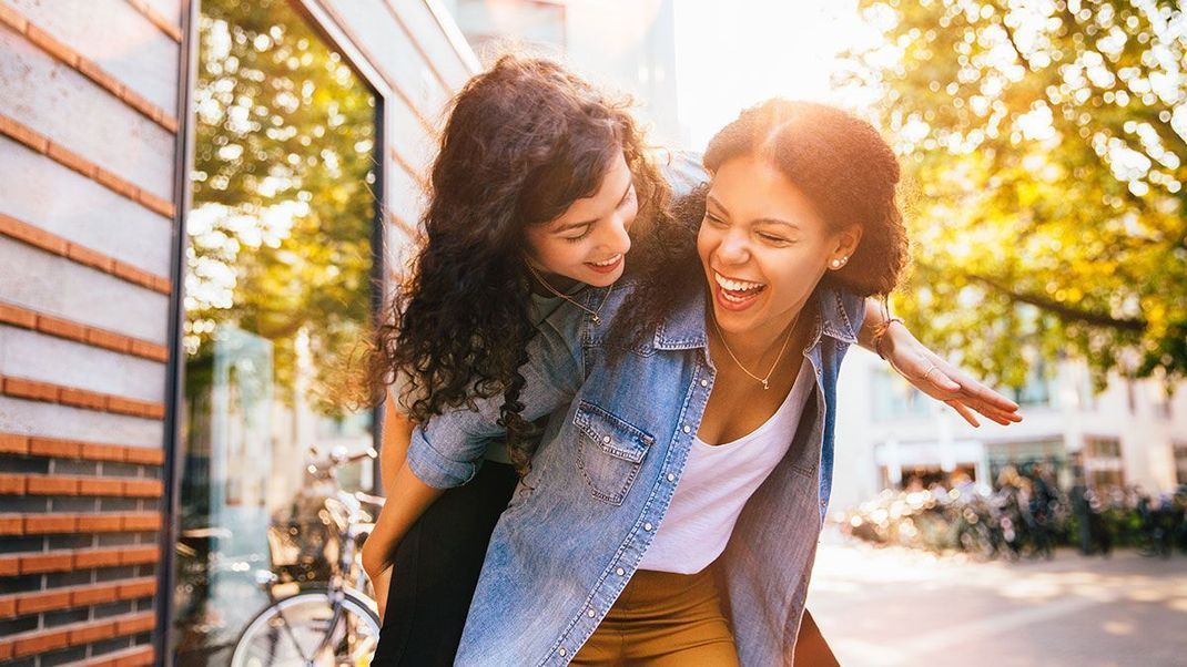 Haarmousse, Lockenschaum, Gel und Co. – wir haben die besten Tipps und Tricks rund um das Thema Lockenpflege für euch zusammengestellt. Mehr dazu lest Ihr im Beauty-Artikel.