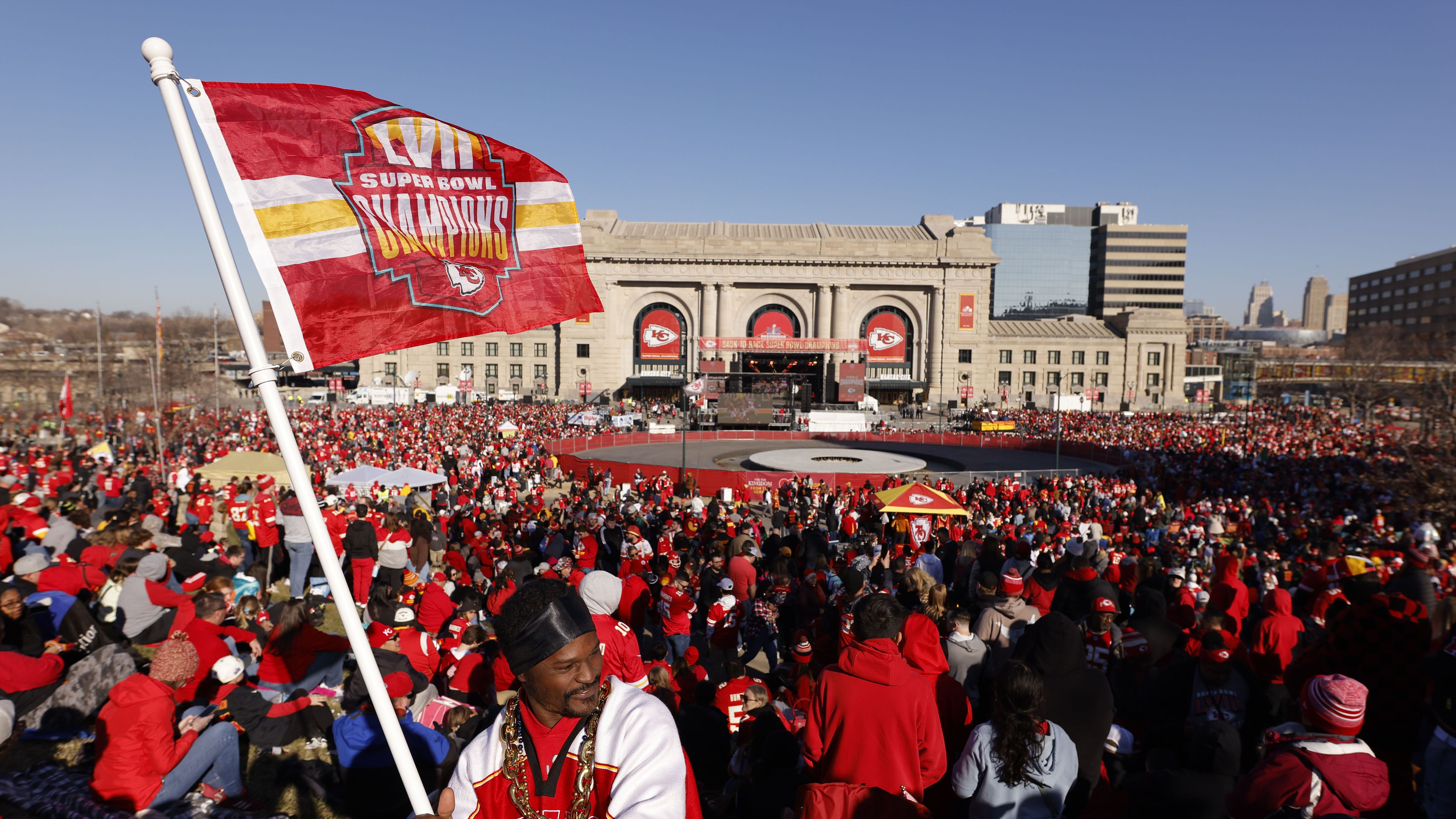 <strong>Super-Bowl-Sieger empfangen: Die Parade der Kansas City Chiefs</strong><br>Am Mittwoch gab es für den frischgebackenen Super-Bowl-Champion Kansas City Chiefs die große Parade durch die Stadt. Hunderttausende Fans feierten Patrick Mahomes, Travis Kelce und Co. in den Straßen von Kansas City - und erlebten am Ende Tragisches.