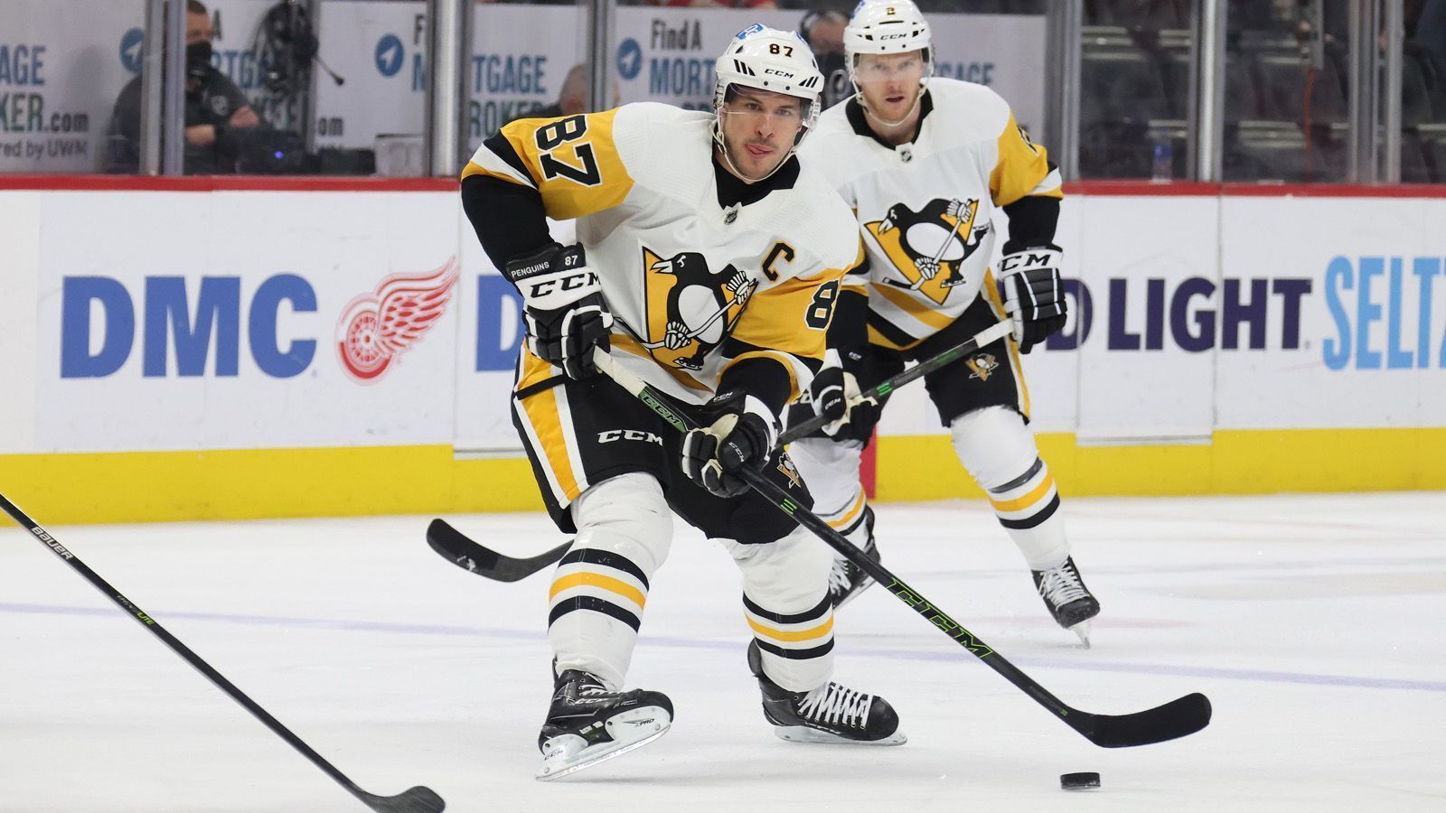 
                <strong>12. Platz: Pittsburgh Penguins</strong><br>
                Wie viel hat die Goldene Generation um Sidney Crosby, Jewgeni Malkin und Kristopher Letang, die mehr als eine Dekade prägte, noch im Tank? Den fünfmaligen Stanley-Cup-Gewinner zu unterschätzen, wäre gefährlich. Zudem wurde Crosby eben erst in einer Umfrage der Spielergewerkschaft NHLPA zum komplettesten NHL-Spieler gekürt - mit 34 Jahren im Herbst seiner Laufbahn. Bemerkenswert. Dennoch steht etwa hinter dem angeschlagenen Goalie Tristan Jarry ein Fragezeichen und gegen Erstrundengegner New York Rangers gab es in der Hauptrunde nur Niederlagen.  
              