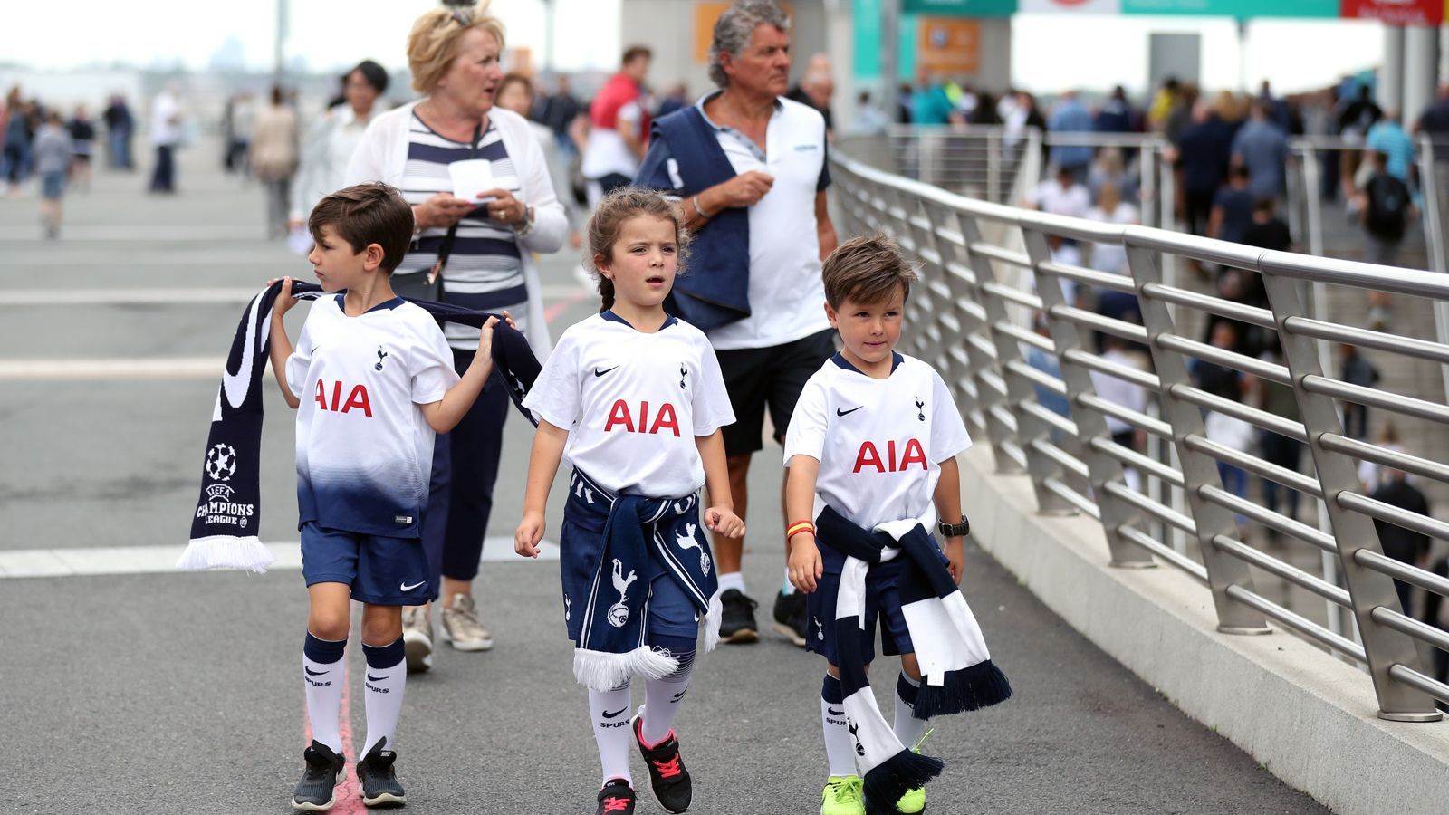 
                <strong>Platz 9 - Tottenham Hotspur</strong><br>
                Zuschauerschnitt: 58.788Stadion: Wembley Stadion (90.000 Plätze)Liga: Premier LeagueLand: England
              