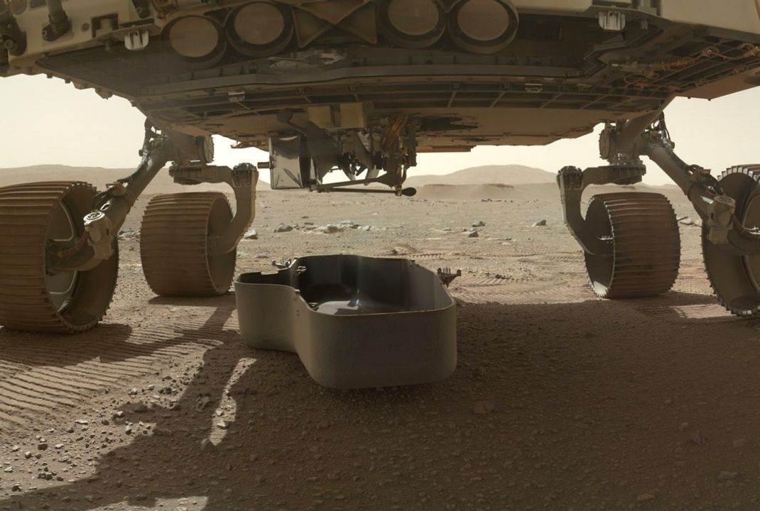 Ingenuity reiste unter dem Rover montiert und geschützt von einer Abdeckung zum Mars. Ein paar Tage nach der Landung setzte Perseverance den Heli auf dem Boden ab.