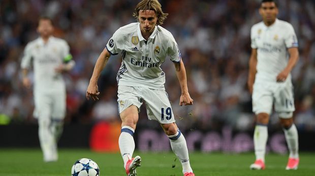 
                <strong>Luka Modric (Real Madrid)</strong><br>
                Luka Modric (Real Madrid): Gleich zwei Stammspieler von Barcelonas Erzrivalen Real Madrid gehören zu Xavis Lieblingsspielern im Mittelfeld, darunter der Kroate Luka Modric, der für den Spielaufbau der "Königlichen" unabdingbar ist. 
              
