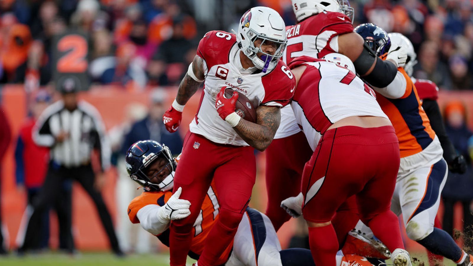 
                <strong>Arizona Cardinals (NFC West)</strong><br>
                Die Arizona Cardinals kassierten in Week 15 mit dem 15:24 gegen die Denver Broncos die vierte Niederlage in Folge und haben dadurch keine Chance mehr auf die Playoffs. Nachdem die Cardinals vergangene Saison noch die Postseason erreicht hatten und in der Wildcard Round gegen die Los Angeles Rams verloren, ist das ein echter Rückschlag. Arizona hat dadurch in sechs von sieben Spielzeiten die Playoffs verpasst. 
              