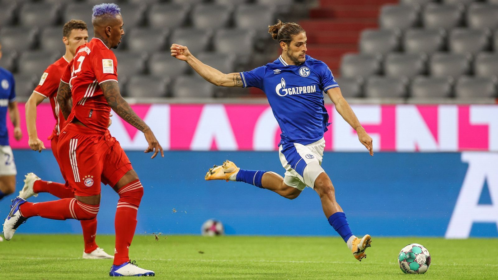 
                <strong>Gonçalo Paciência</strong><br>
                Beginnt stark, motiviert, mit guten, gefährlichen Aktionen. Nach rund 15 Minuten ist es aber vorbei: Der Neuzugang von Eintracht Frankfurt taucht mit dem Rest der Mannschaft komplett ab, ist dann quasi nicht mehr zu sehen. Bei quasi keinerlei Offensivbemühungen seiner Mitspieler auch kein Wunder. Wird in der 79. Minute ausgewechselt. ran.de-Note: 5
              