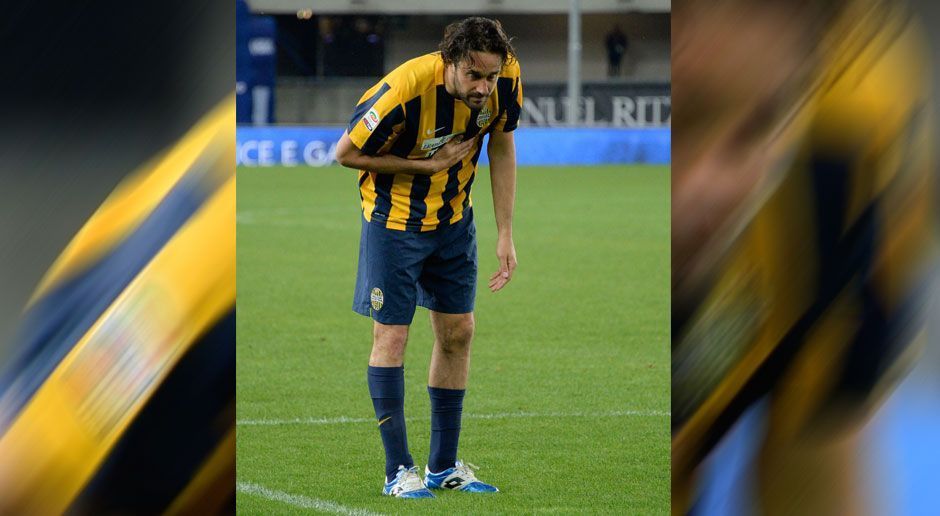 
                <strong>Luca Tonis Abschiedsgala </strong><br>
                Immer wieder verbeugte sich der Altmeister vor den Fans. Und die bedankten sich auf ihre Weise und sorgten mit Standing Ovations für eine echte Gänsehaut-Atmosphäre im Stadion "Marcantonio Bentegodi".
              