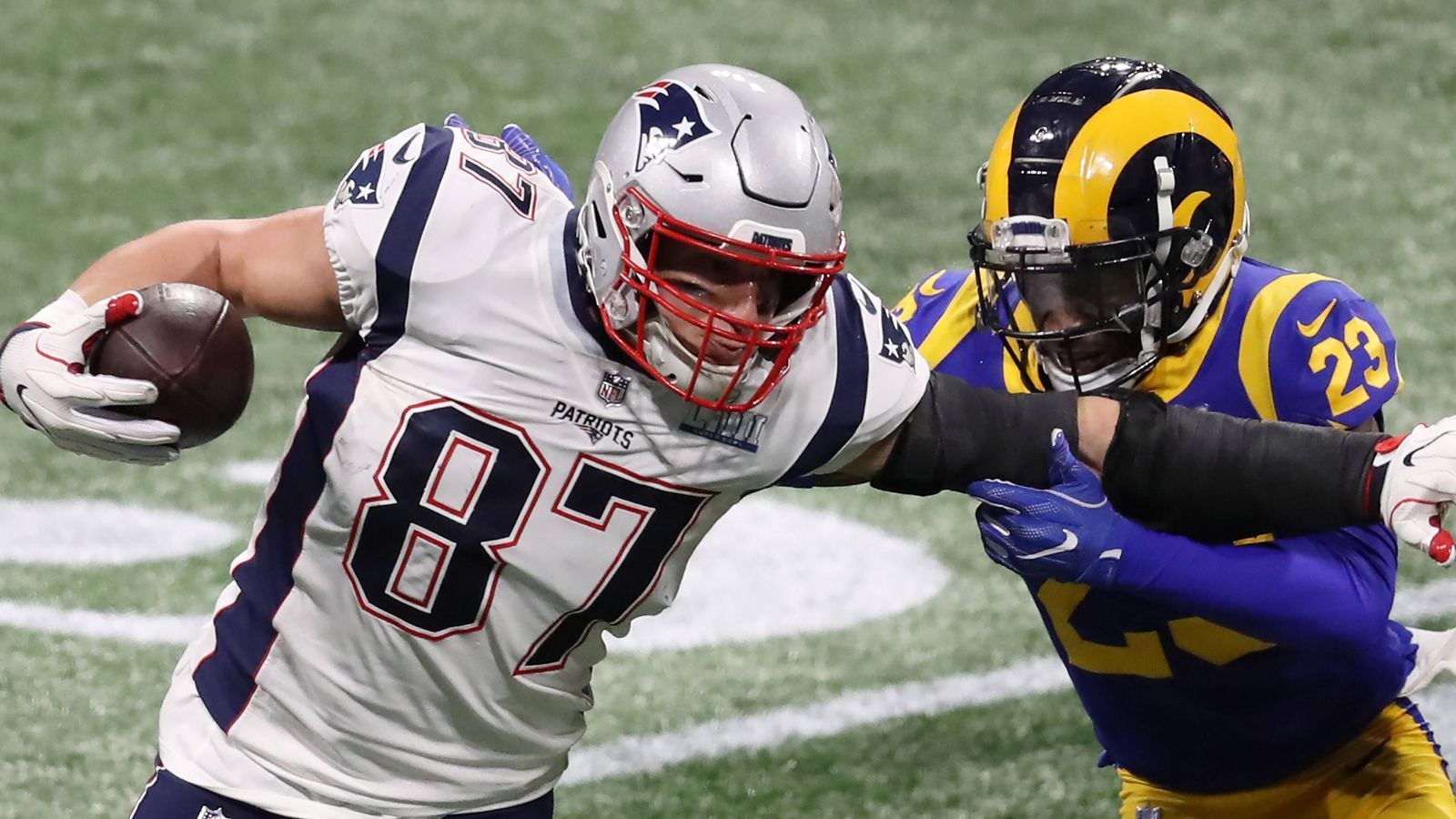 
                <strong>120 Kilogramm! So will Gronkowski auf sein Kampfgewicht zurück</strong><br>
                Eigens für die Vorstellung bei den Buccaneers hatte er sich auf die Waage gestellt. "Ich bin heute Morgen aufgewacht, hatte meine Boxershorts an und habe mich gewogen. Es ist unglaublich, Mann. Ich bin bei 250 Pfund (113 Kilogramm), ich fühle mich gut."
              