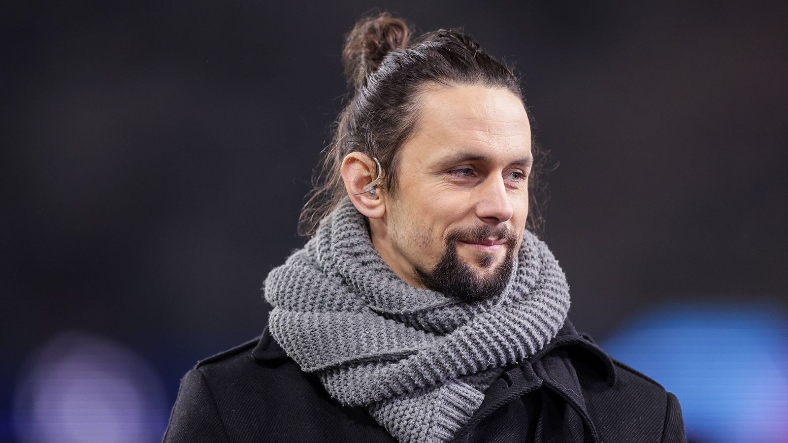 
                <strong>Neven Subotic (Borussia Dortmund)</strong><br>
                Neven Subotic stand ebenfalls in der Wembley-Elf von 2013. Der ehemalige serbische Nationalspieler kickte über neun Jahre für die Schwarz-Gelben. Seine letzte aktive Fußballerstation, bevor er die Schuhe an den Nagel hing, war der SCR Altach. Der 34-Jährige gründete 2012 seine eigene Stiftung. Das Ziel der Stiftung ist, Menschen Zugang zu sauberem Wasser und Sanitäranlagen zu ermöglichen.
              