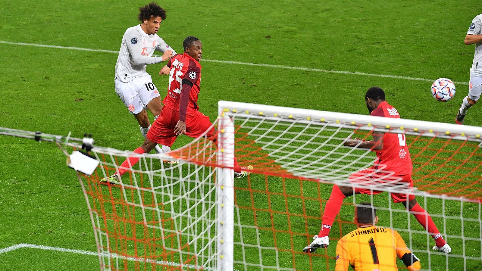 
                <strong>Edeljoker statt Stammpersonal</strong><br>
                In Abwesenheit von Sane blüht Kingsley Coman auf und mausert sich zu Bayerns wichtigstem Flügelspieler. Sane ist in den Wochen nach seiner Rückkehr auf den Platz meist Edeljoker, der zwar beinahe in jedem Spiel ein Tor oder einen Assist beisteuert, aber eben meist erst spät in der zweiten Hälfte ran darf.
              