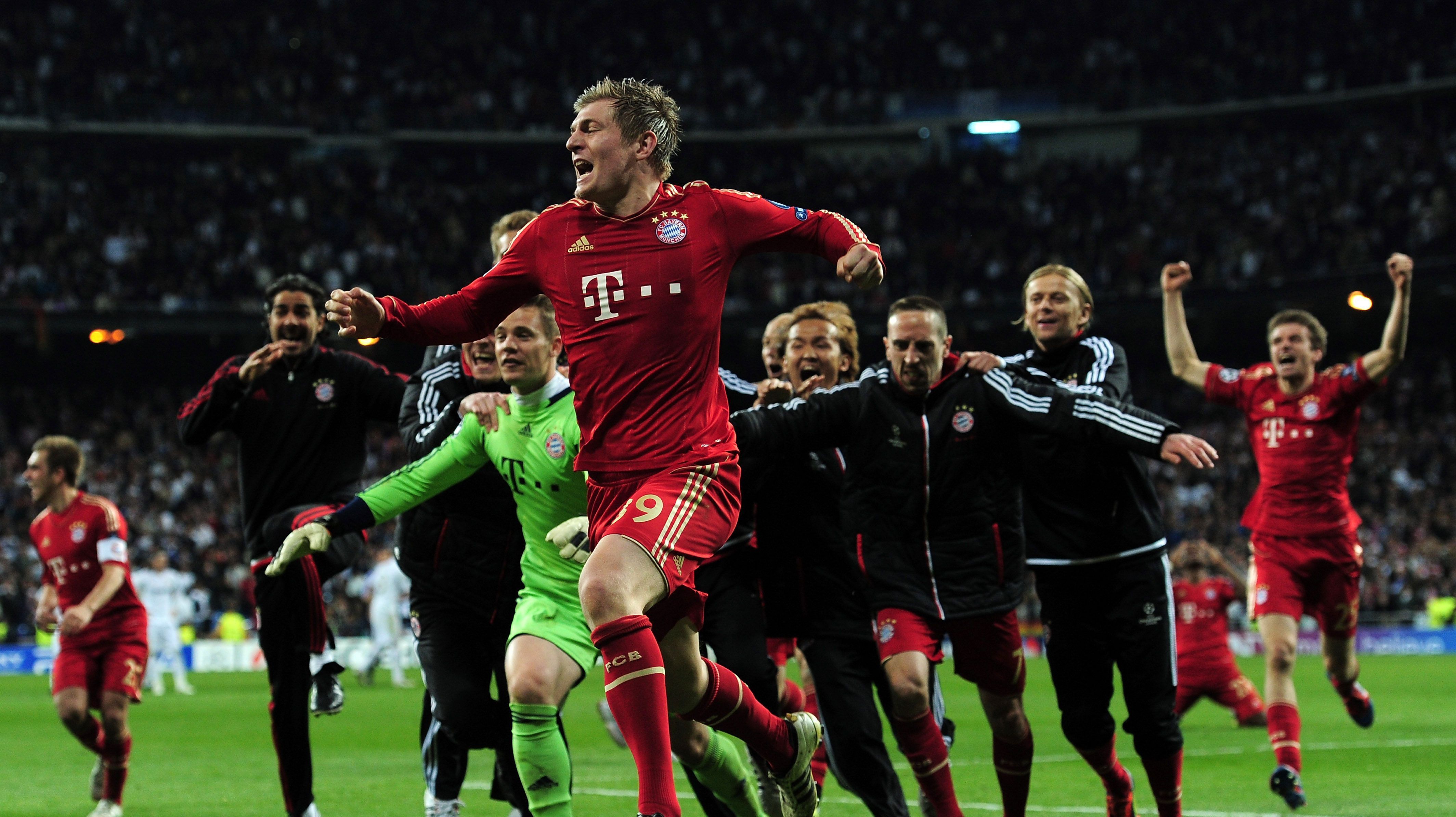 
                <strong>2012 - Halbfinale</strong><br>
                Nach dem Finaleinzug rennen die Bayern-Spieler über den Rasen. Eine Riesenfreude steht ihnen ins Gesicht geschrieben.
              