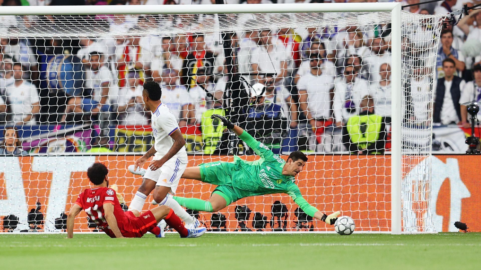 
                <strong>Thibaut Courtois</strong><br>
                Der Matchwinner für Real! Hält in der ersten Halbzeit weltklasse. Taucht beim Schuss von Salah aus Nahdistanz in sein bedrohtes linkes Eck ab. Den Schuss von Mane lenkt er gerade noch so an den Pfosten. In der zweiten Halbzeit bringt er Salah wiederum mehrmals zur Verzweiflung. Insgesamt zeigt er neun starke Paraden! ran-Note: 1
              