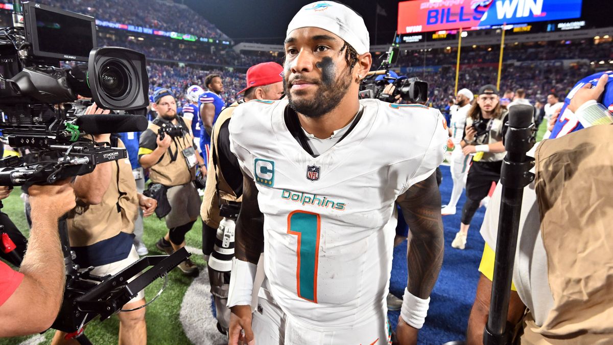 NFL, American Football Herren, USA Miami Dolphins at Buffalo Bills Sep 18, 2025; Orchard Park, New York, USA; Miami Dolphins quarterback Tua Tagovailoa (1) looks on after the game against the Buffa...