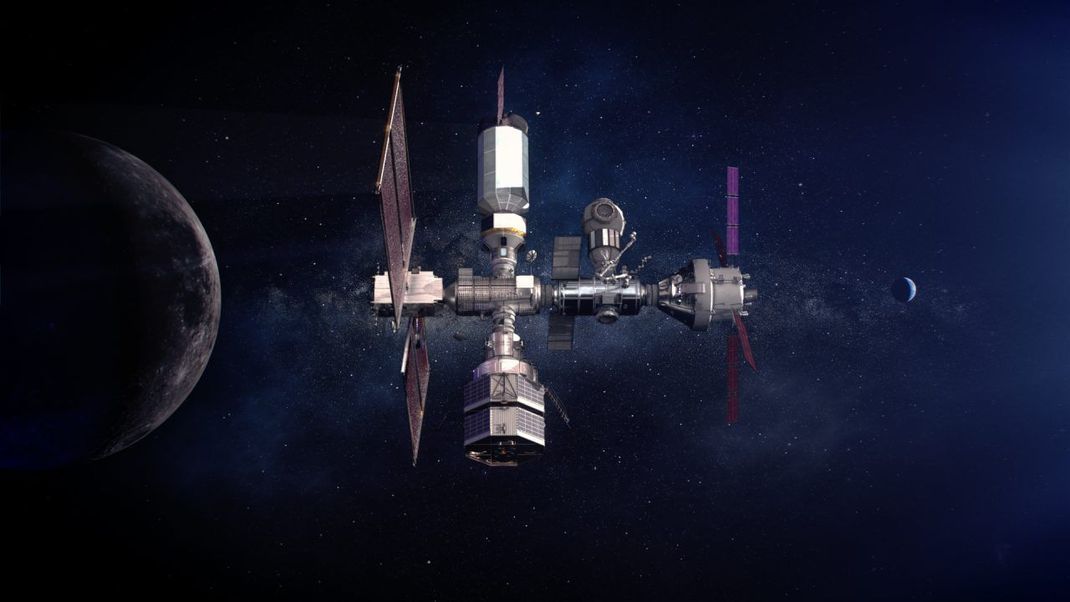 Die seit Mitte der 2020er geplante Mond-Raumstation Lunar Gateway dient als Blaupause eines zukünftigen Mars-Raumschiffs. Sie wird neben Wohn- und Arbeitsmodulen auch einen Antriebsteil mit Ionen-Triebwerken besitzen, mit dem sie selbstständig fliegen und steuern soll.     