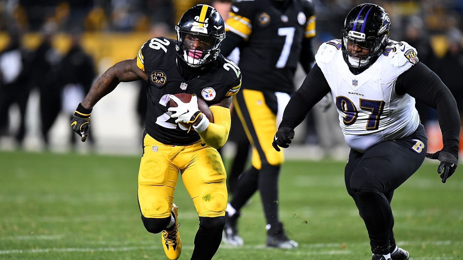 
                <strong>Le'Veon Bell (Running Back, Pittsburgh Steelers)</strong><br>
                Nachdem der Running Back sich mit den Steelers nicht auf einen neuen Vertrag einigen konnte, erhielt er erneut den Franchise Tag. In der bisherigen Saison absolvierte der 26-Jährige wegen seines Holdouts noch kein einziges Spiel, kündigte aber seine Rückkehr für die Bye Week an. Das Tischtuch zwischen Spieler und Team scheint endgültig zerschnitten zu sein. Die Steelers verlangen wohl einen Third-Round-Pick.
              