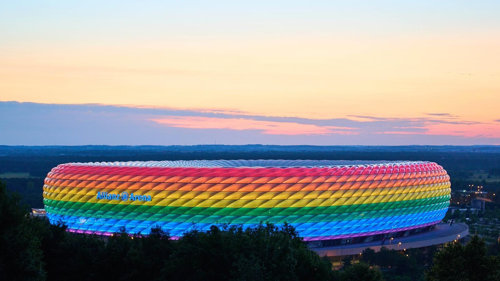 
                <strong>Zeichen gegen Homophobie!</strong><br>
                Um Zeichen gegen Homophobie und Diskriminierung und für Gleichheit zu setzen, erstrahlte die Arena in den vergangenen Jahren immer wieder in den Farben des Regenbogens. Präsident Herbert Hainer erklärte im Jahr 2021: "Diskriminierung und Ausgrenzung dürfen weder im Sport noch in unserer Gesellschaft Platz haben."
              