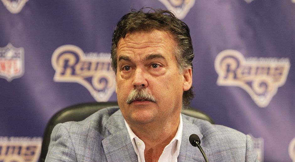 
                <strong>Los Angeles Rams 2016</strong><br>
                Der Draft-Trade 2016 zwischen den Los Angeles Rams (im Bild: der damalige Head Coach Jeff Fisher) und den Tennessee Titans sorgte für Aufsehen in der NFL. Die Rams sicherten sich neben dem 1. Pick auch das Viert- und Sechstrunden-Recht der Titans. Mit dem Nummer-1-Pick holten die Rams dann Quarterback Jared Goff.
              