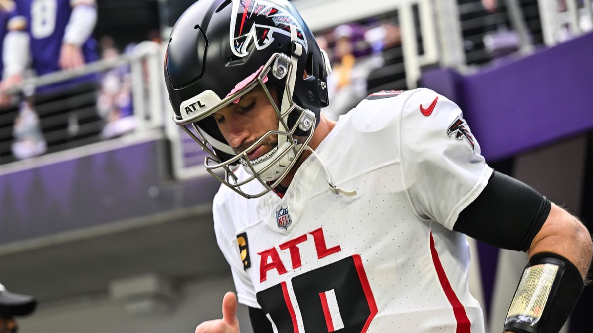 NFL, American Football Herren, USA Atlanta Falcons at Minnesota Vikings Dec 8, 2024; Minneapolis, Minnesota, USA; Atlanta Falcons quarterback Kirk Cousins (18) enters the field before the game agai...