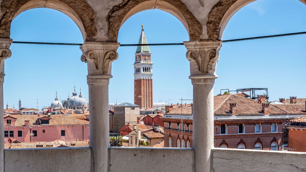 Der Markusturm in Venedig ist eines der bekanntesten Wahrzeichen der italienischen Lagunenstadt.