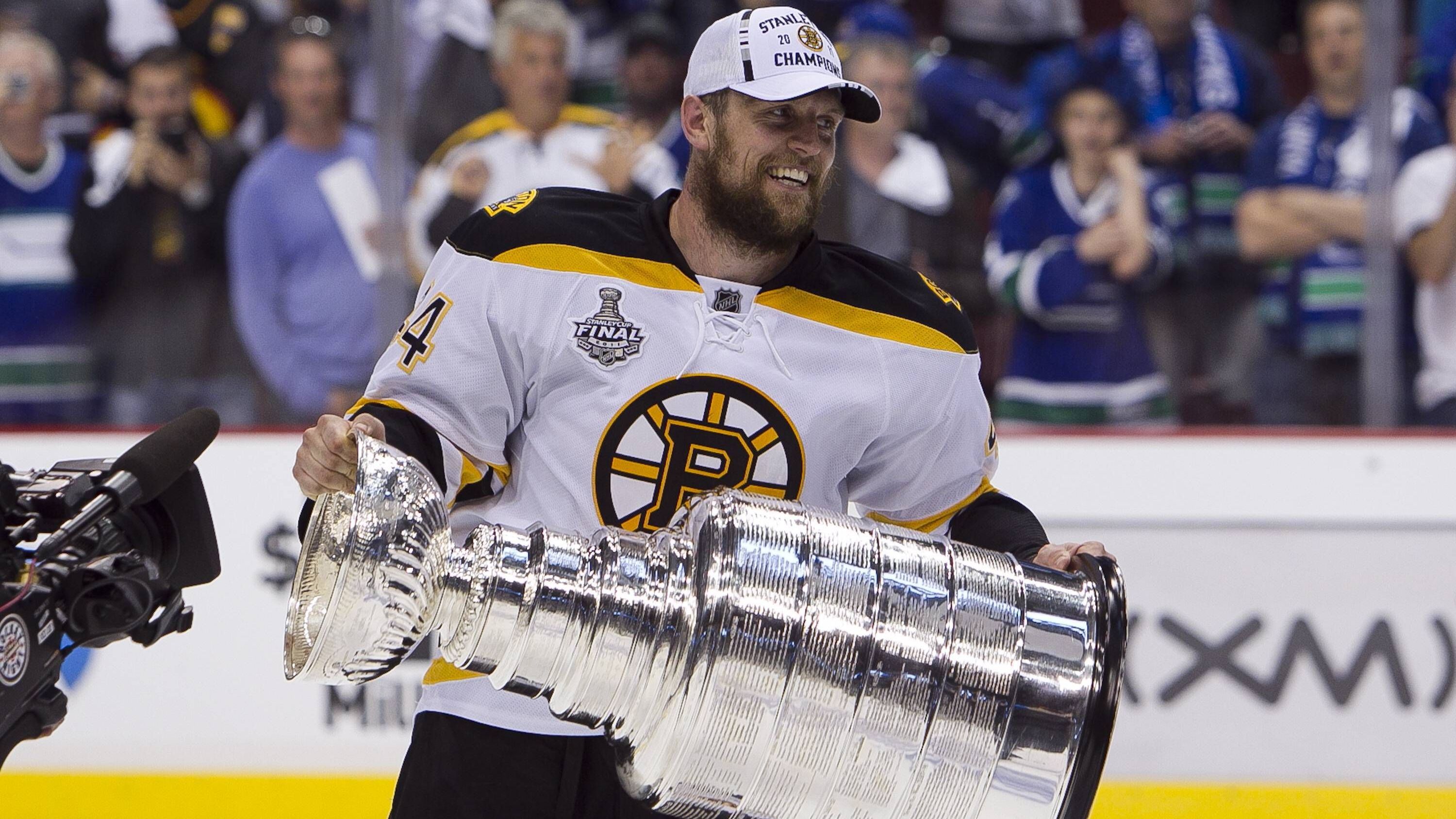 <strong>NHL: Dennis Seidenberg</strong>&nbsp;<br>Wann: 2011<br>Team: Boston Bruins<br>Der Verteidiger war erst der zweite Deutsche, der den Stanley Cup gewann. Mit den Boston Bruins setzt er sich im Playoff-Finale gegen die Vancouver Canucks durch. Zu diesem Zeitpunkt spielt er schon fast zehn Jahre in Nordamerika Eishockey - viele Monate davon aber nicht in der NHL, sondern bei verschiedenen Farmteams.