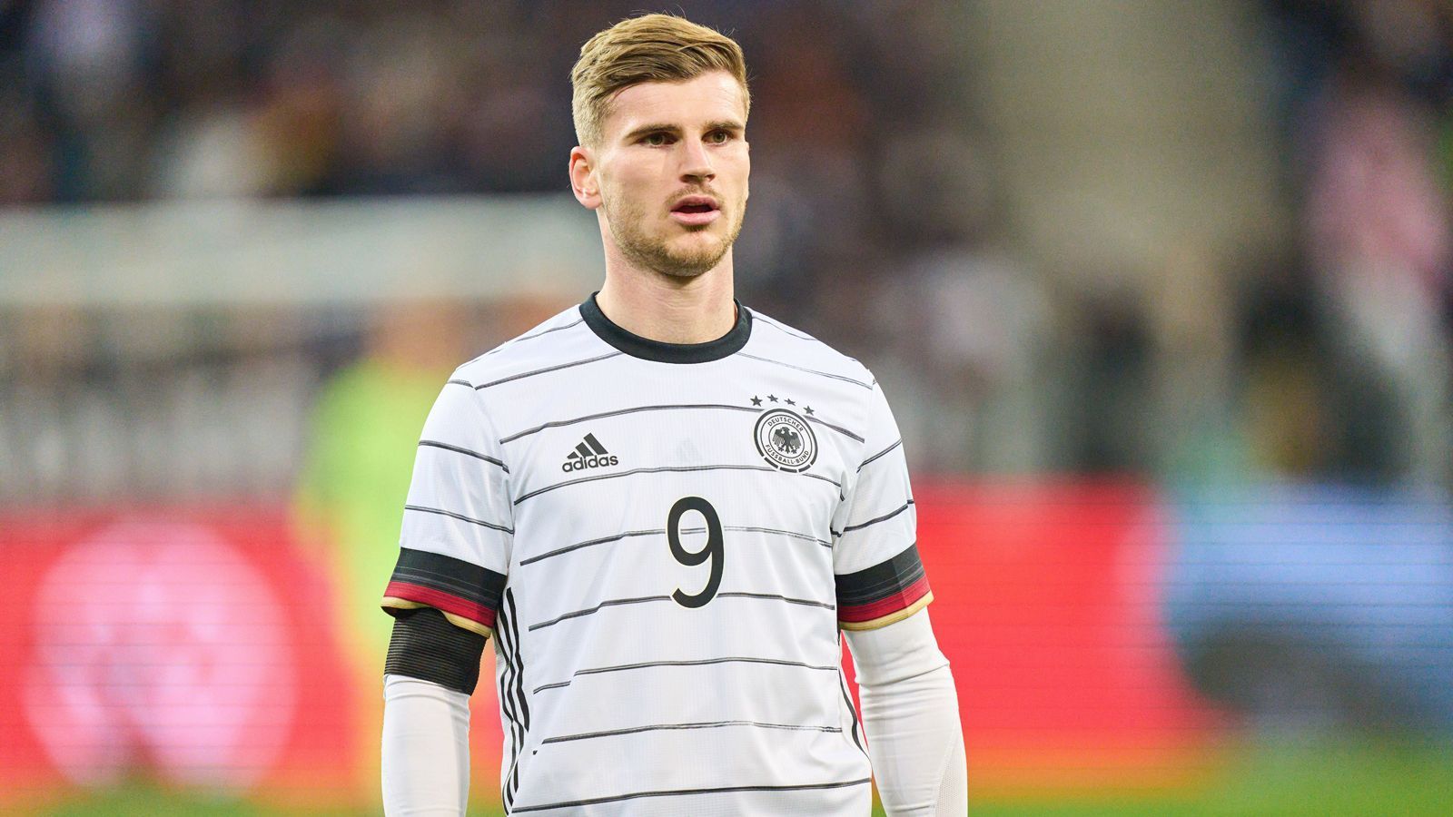 
                <strong>Timo Werner (RB Leipzig)</strong><br>
                Timo Werner versucht nach seiner enttäuschenden Zeit beim FC Chelsea wieder Fuß zu fassen in Leipzig. Eine wohlbekannte Umgebung soll dabei helfen, wieder in Form zu kommen. Ob der Wohlfühlfaktor schnell genug greift? Bis zur WM ist nicht mehr viel Zeit und Werner braucht ein paar Erfolgserlebnisse im Verein. Auch wenn er aufgrund seines hohen Tempos öfter über die Außenbahn kommt, ist er gelernter Stürmer und daher für Flick immer eine Option - vielleicht sogar die naheliegendste, wenn er in Form ist?
              