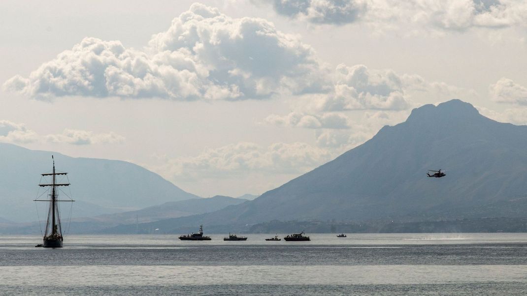 Vor der Küste Siziliens suchen Rettungskräfte nach den Vermissten.