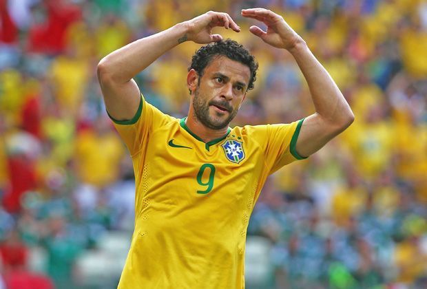 
                <strong>Heute Fred</strong><br>
                Heute "wirbelt" ein gewisser Fred im Sturmzentrum der Brasilianer. Der 30-Jährige wirkt häufig verloren und lethargisch. Kein Vergleich mit dem Ronaldo von damals.
              