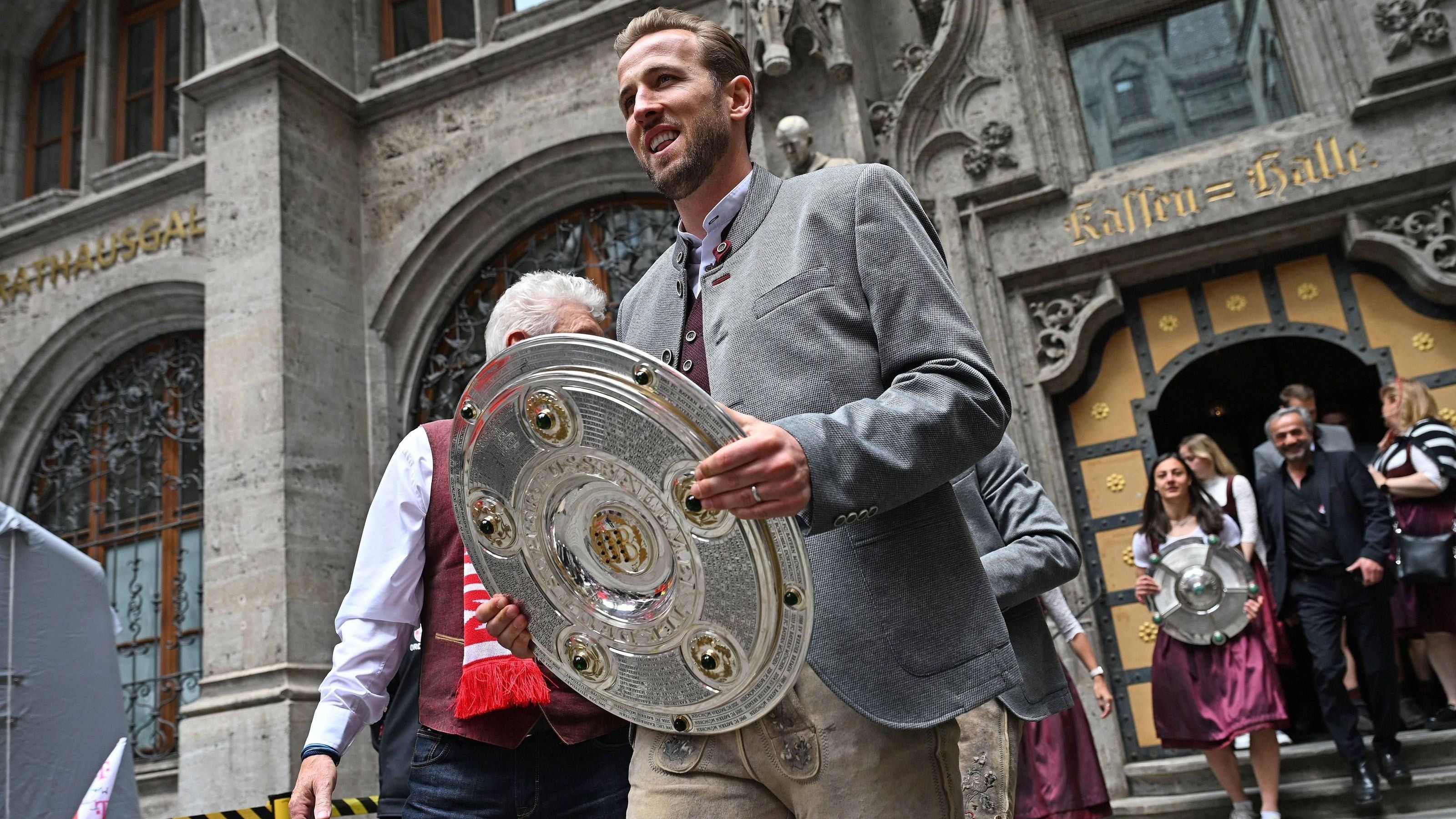<strong>Die besten Bilder der Bayern-Meisterfeier</strong><br>Für Harry Kane ist es der erste Titel. Die Schale lässt der Stürmer in jedem Fall nicht los.