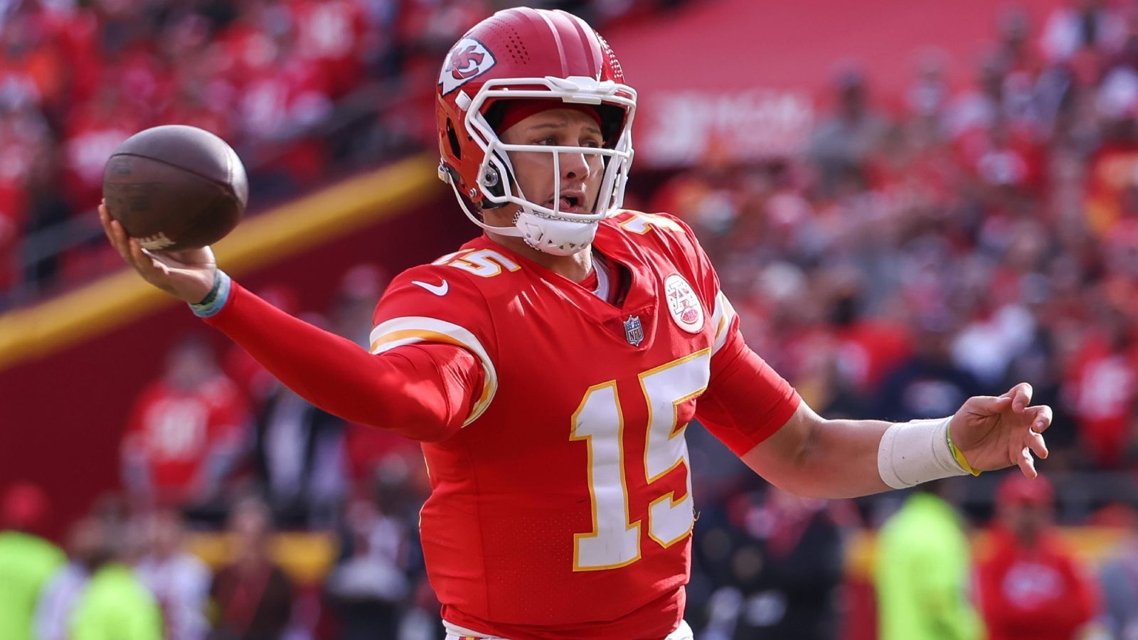 <strong>Platz 8: Patrick Mahomes (Kansas City Chiefs)</strong><br>Die Chiefs sind weiter ungeschlagen. Daran kann auch ein für seine Verhältnisse eher unterdurchschnittlicher Patrick Mahomes nichts ändern. Auch gegen die 49ers warf der Superstar zwei Interceptions. Dafür war er weiter stark am Improvisieren, erlief einen Touchdown und fuhr den nächsten Erfolg auf dem Weg zum nächsten Super Bowl ein.