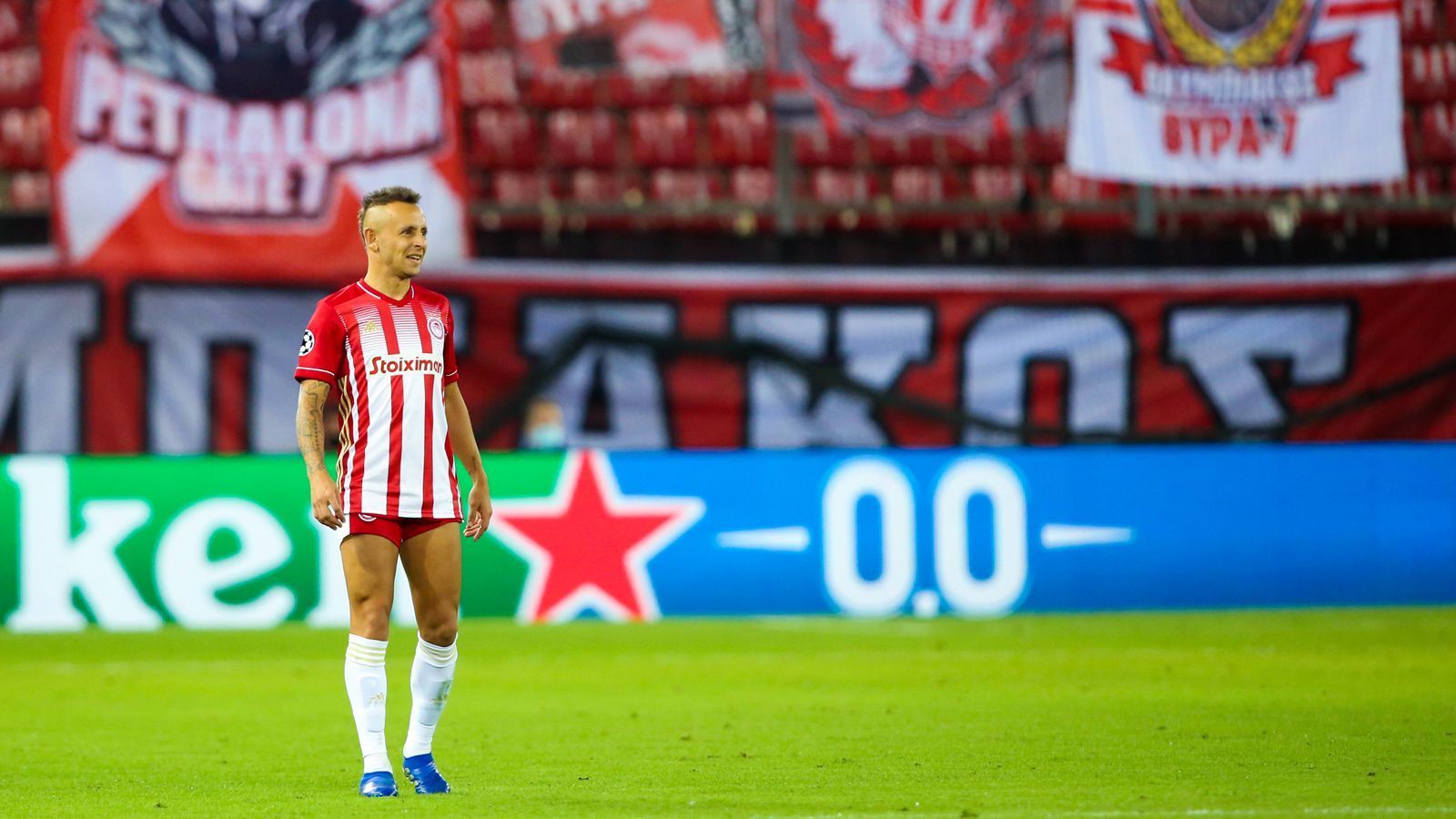 
                <strong>Rafinha (Olympiakos Piräus)</strong><br>
                Am 1. Spieltag der neuen Champions-League-Saison 2020/21 gab's das ein oder andere kuriose Wiedersehen mit ehemaligen Bundesliga-Kickern. ran.de zeigt euch die - zumindest teilweise - vergessenen Stars und ihre Auftritte zum Auftakt der Champions-League- Saison 2020/2021. Zum Beispiel Rafinha, einst Triple-Sieger mit dem FC Bayern, schlug er mit seinem neuen Klub Olympiakos Marseille mit 1:0. (Stand: 22.10.2020)
              