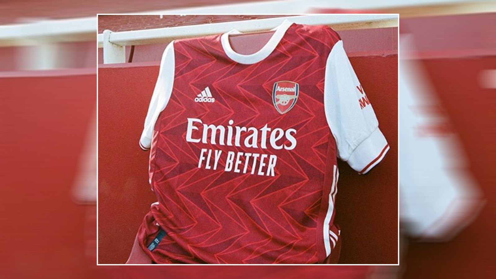 
                <strong>FC Arsenal (Heimtrikot)</strong><br>
                Der englische Topklub FC Arsenal hat das neue Heimtrikot für die Saison 2020/21 präsentiert. Dabei ist auf den ersten Blick zu erkennen, dass die "Gunners" zumindest farblich traditionell bleiben. Der Hauptteil der Heimtrikots wird weiterhin rot sein, während die Ärmel in Weiß gehalten sind. Im roten Hauptteil ist ein "Zick-Zack-Pfeil-Muster" zu erkennen.
              