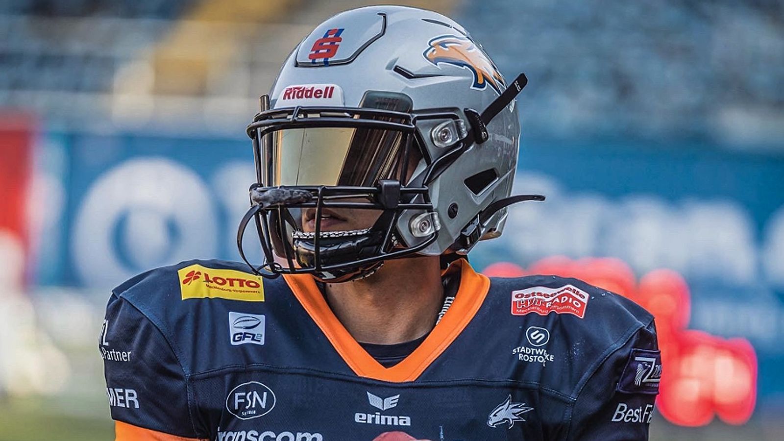 <strong>Isaiah Weed (Cologne Centurions)</strong><br>- Zuletzt spielte er bei den Rostock Griffins in der GFL 2. 3.000 Total Yards und 40 Touchdowns klingen großartig, aber ob es in der Western Conference reicht? <br>- Vorher spielte der 26-Jährige bei den Tirol Raiders in Österreich. <br>- Von 2015 bis 2018 war er an zwei Unis in den USA: An der Minot State warf er 18 Touchdowns, an der Northwestern Oklahoma State erzielt er 33 Touchdowns bei über 3.000 Yards.